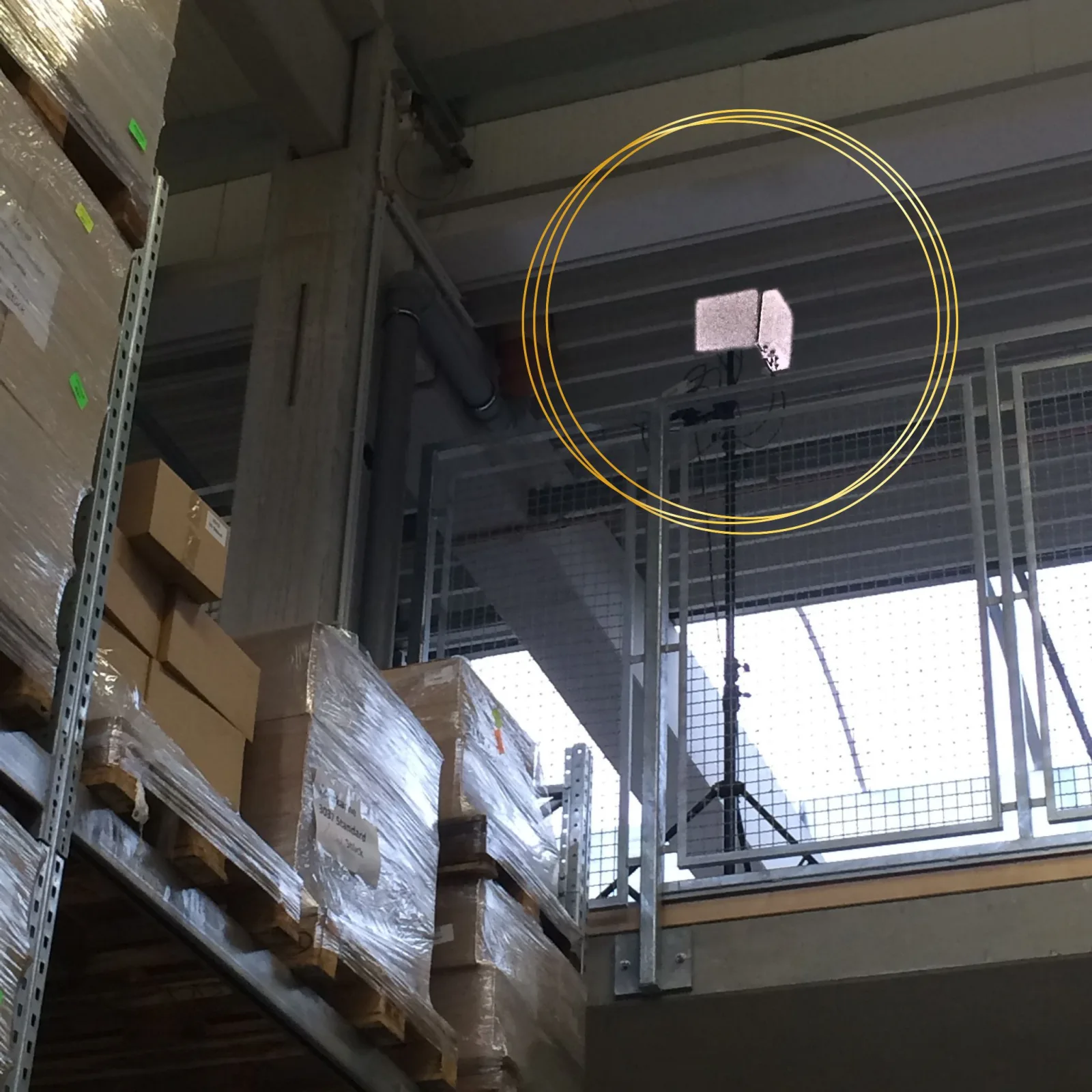 Antennas in a hall viewed from above